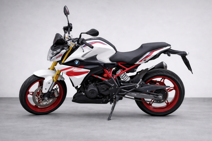 BMW-Motorrad in Weiß und Rot, sportliches Naked-Bike, seitliche Ansicht.