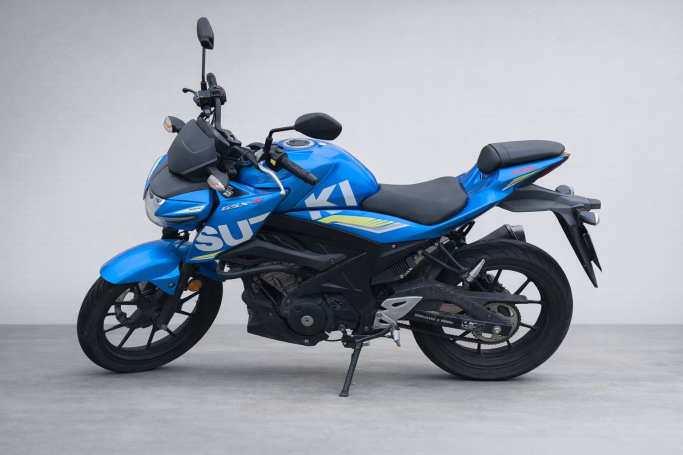 Blaues Motorrad mit sportlicher Optik und modernem Design, seitliche Ansicht.