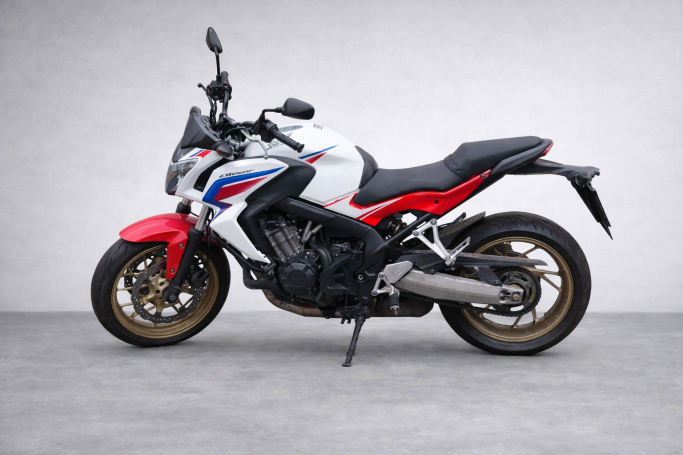 Sportliches Motorrad in rot, weiß und schwarz, mit modernen Designelementen.